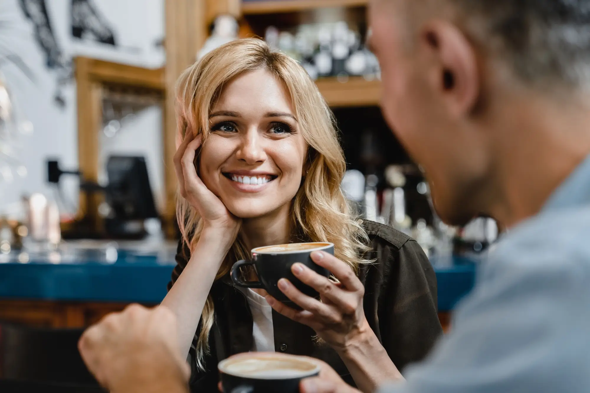 Shutterstock_2448082283 - Techsvět Žena se zamilovaně dívá na svého partnera