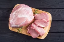 Vepřová krkovice maso na prkénku