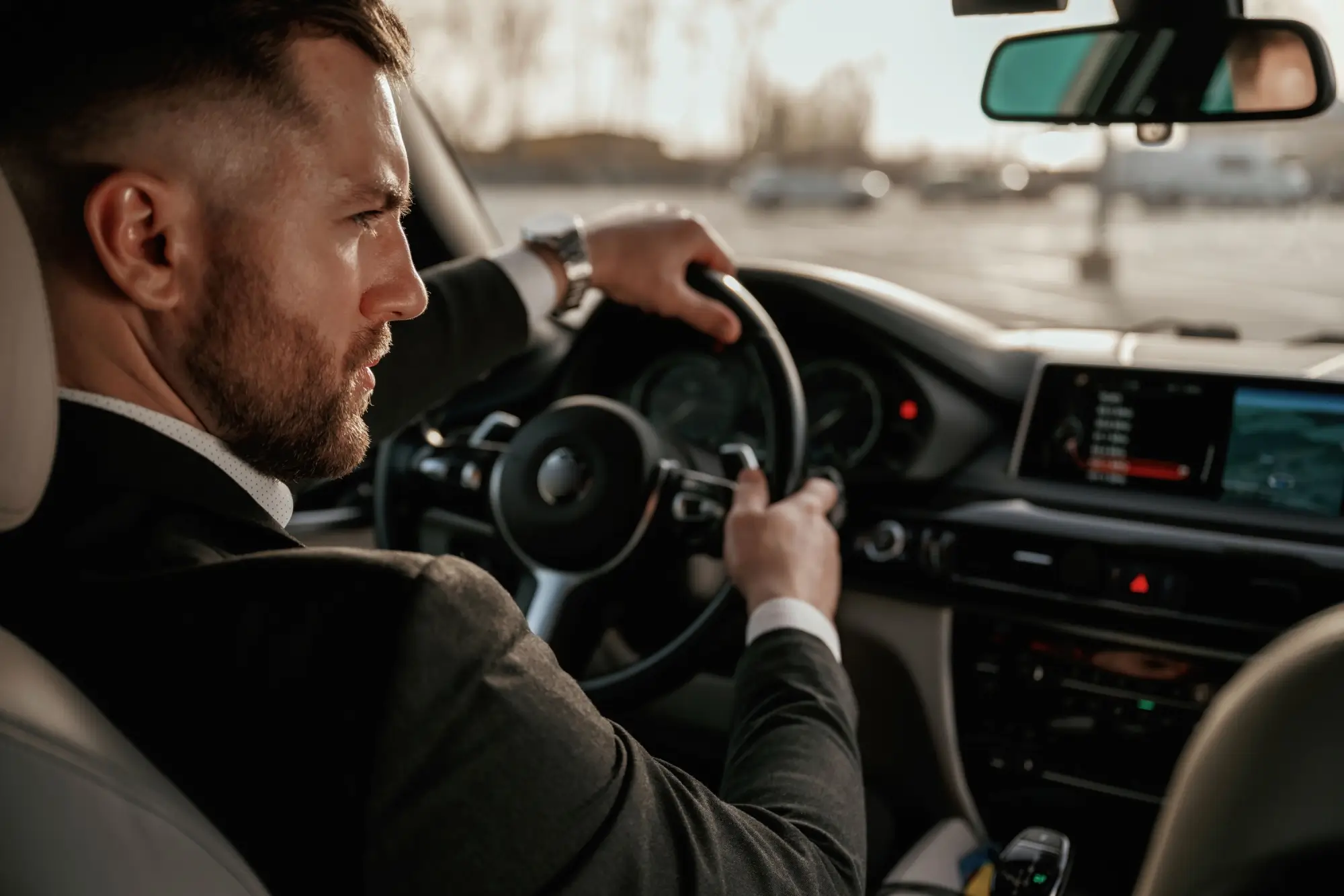 Muž řídí luxusní auto
