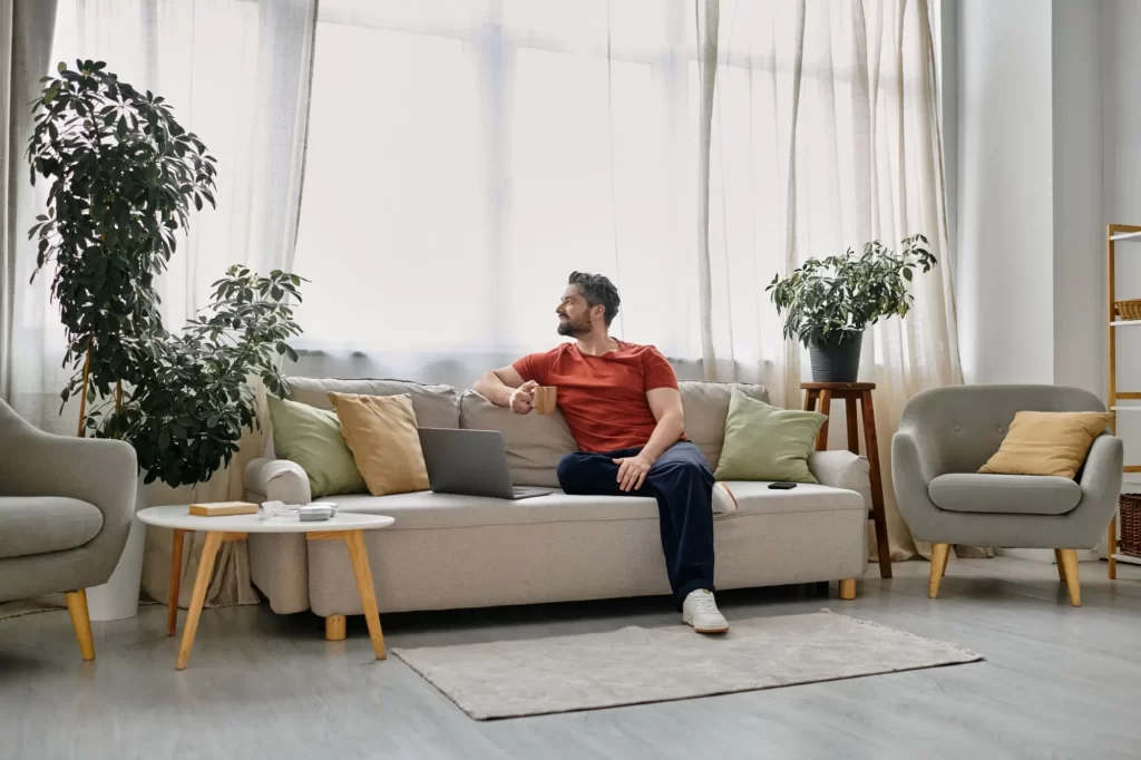 Vzdělaní lidé jsou sebevědomější, FOTO: Shutterstock - Techsvět muž sedí na pohovce