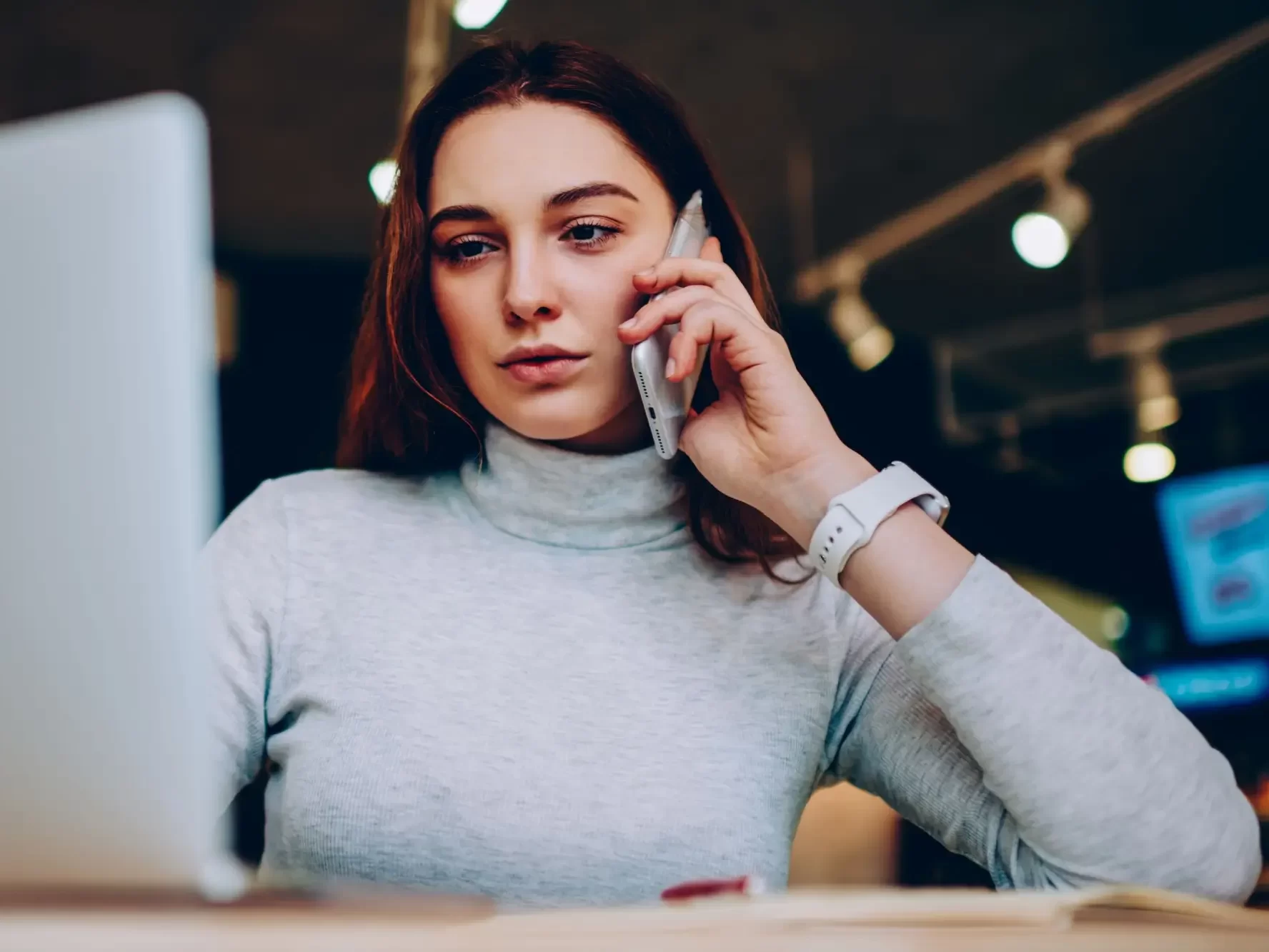Žena telefonuje