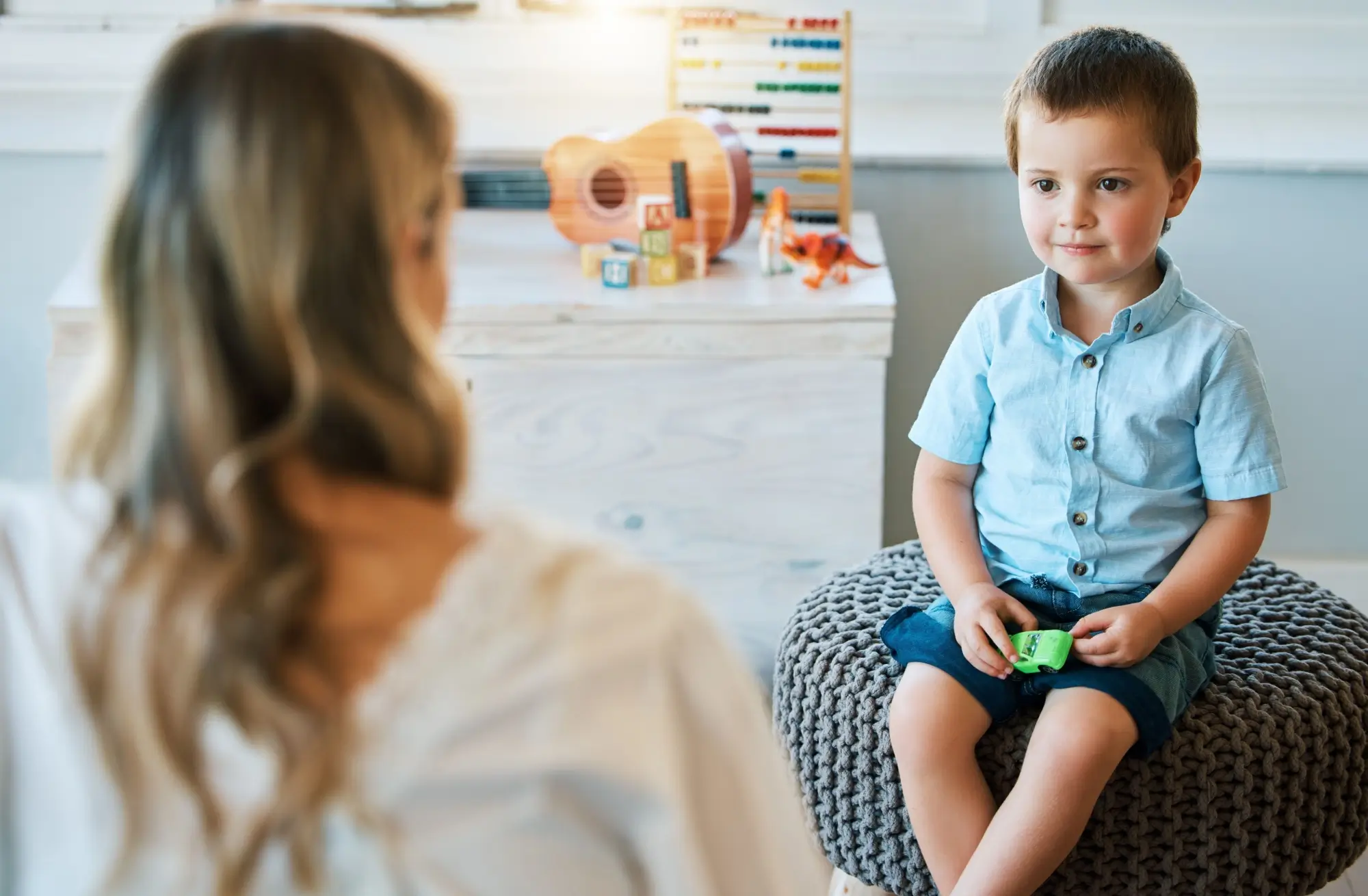 Shutterstock_2487290081 1 - Techsvět Sociální pracovnice se baví s dítětem