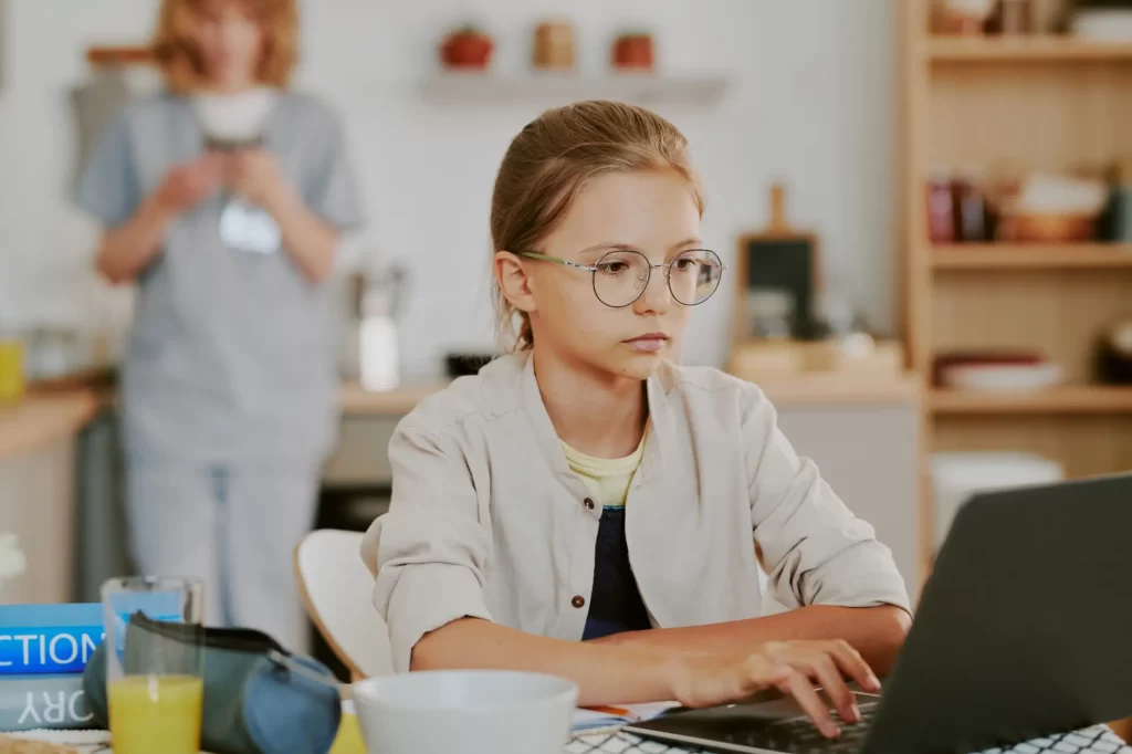 Rodinu přes všechnu tu práci zanedbáváte - Techsvět dítě dělá domácí úkoly na počítači