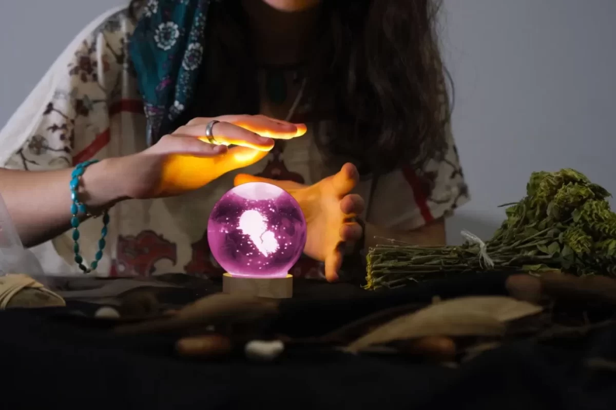 vědma předpovídá budoucnost z křišťálové koule