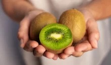 žena drží v ruce zdravé ovoce kiwi
