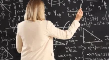 Žena počítá u tabule