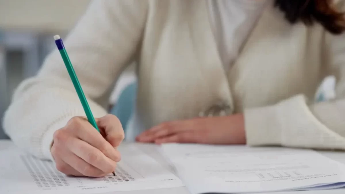 Studentka dělá test