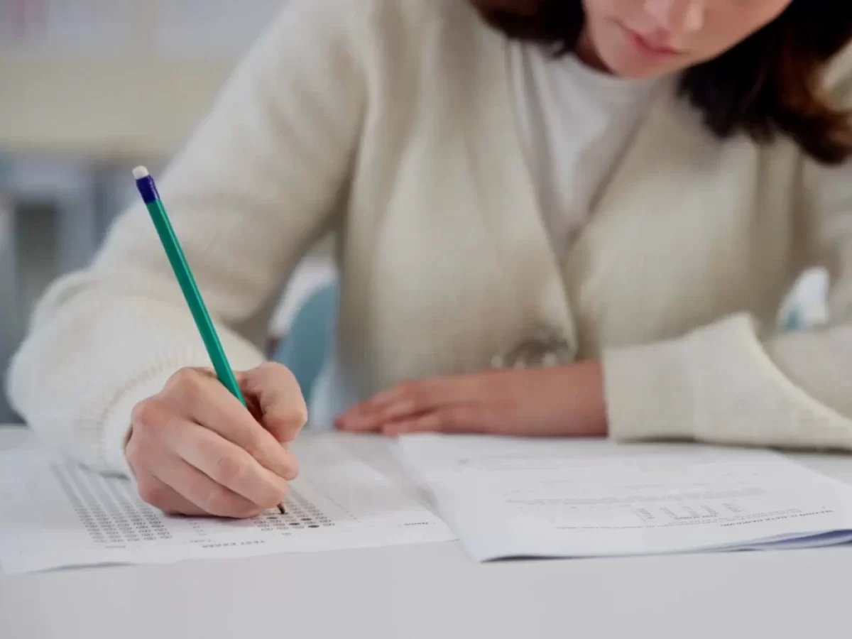 Studentka dělá test