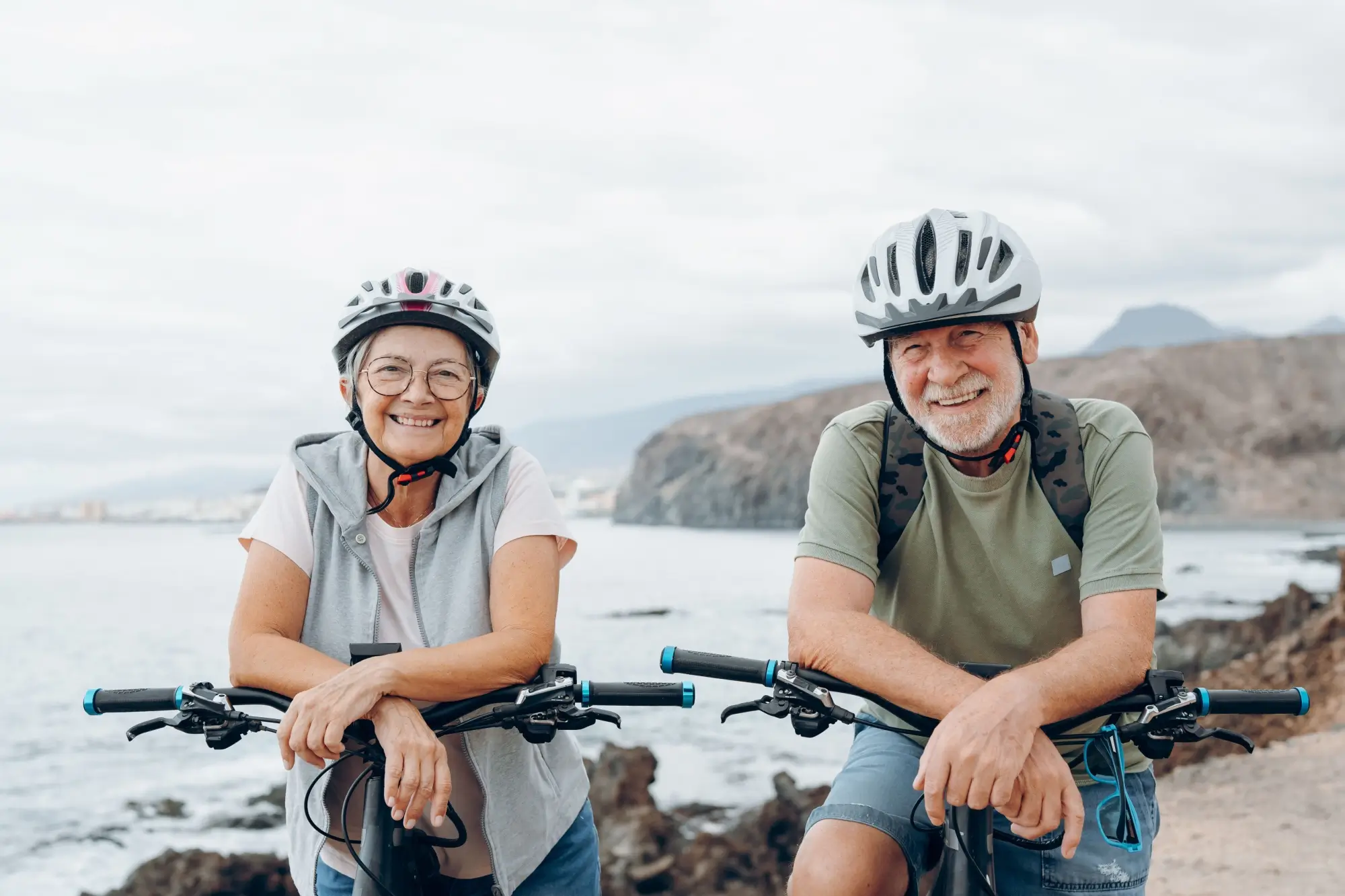 Shutterstock_2508837889 - Techsvět Dva senioři na cyklovýletě