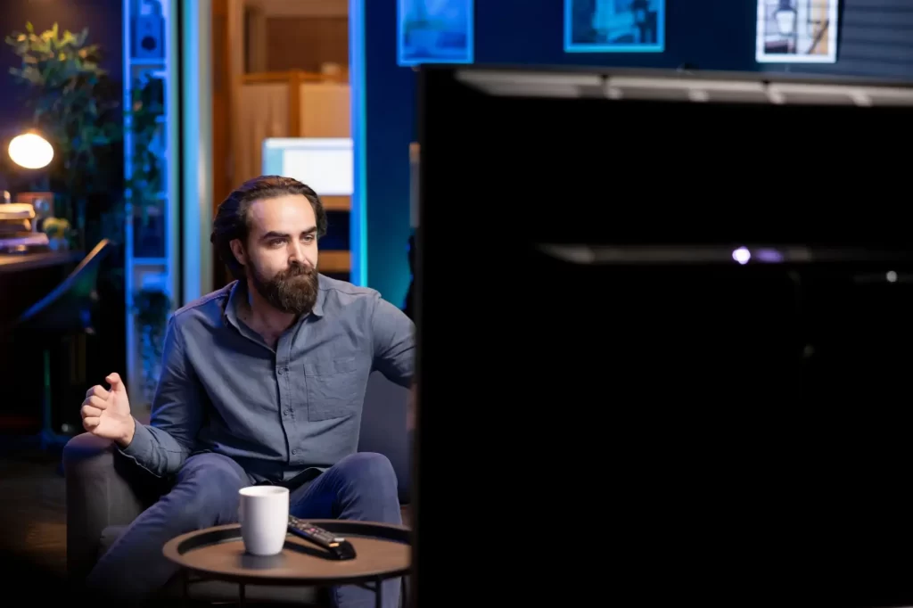 Všeobecný přehled lze zlepšit i sledováním televize, FOTO: Shutterstock - Techsvět muž se dívá na televizi