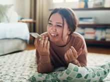 Žena mluví do telefonu