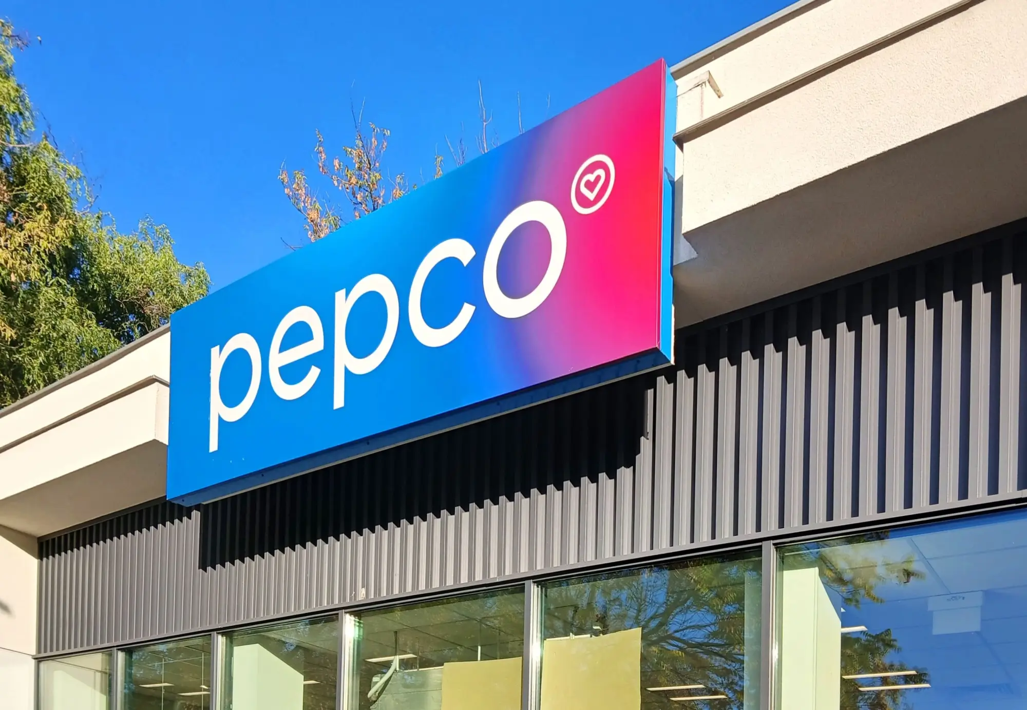 Pohled na logo obchodu Pepco