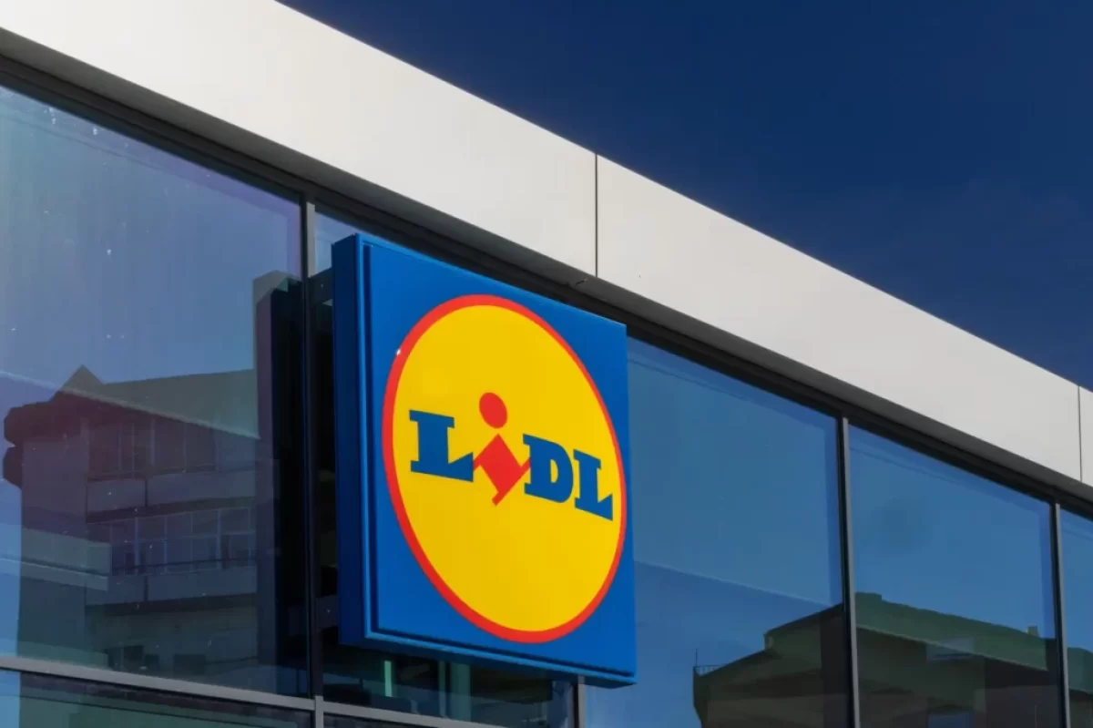 Pohled na logo prodejny Lidl