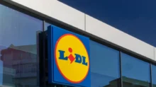 Pohled na logo prodejny Lidl