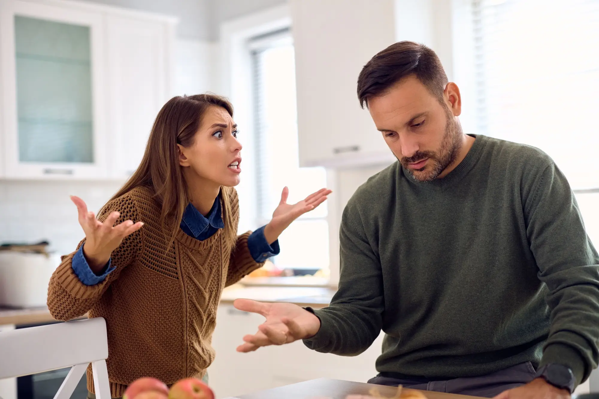 Shutterstock_2528385585 - Techsvět Žena se hádá s lhostejným mužem