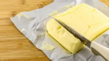 Kostka másla a nůž