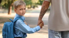 Otec vede syna ze školy