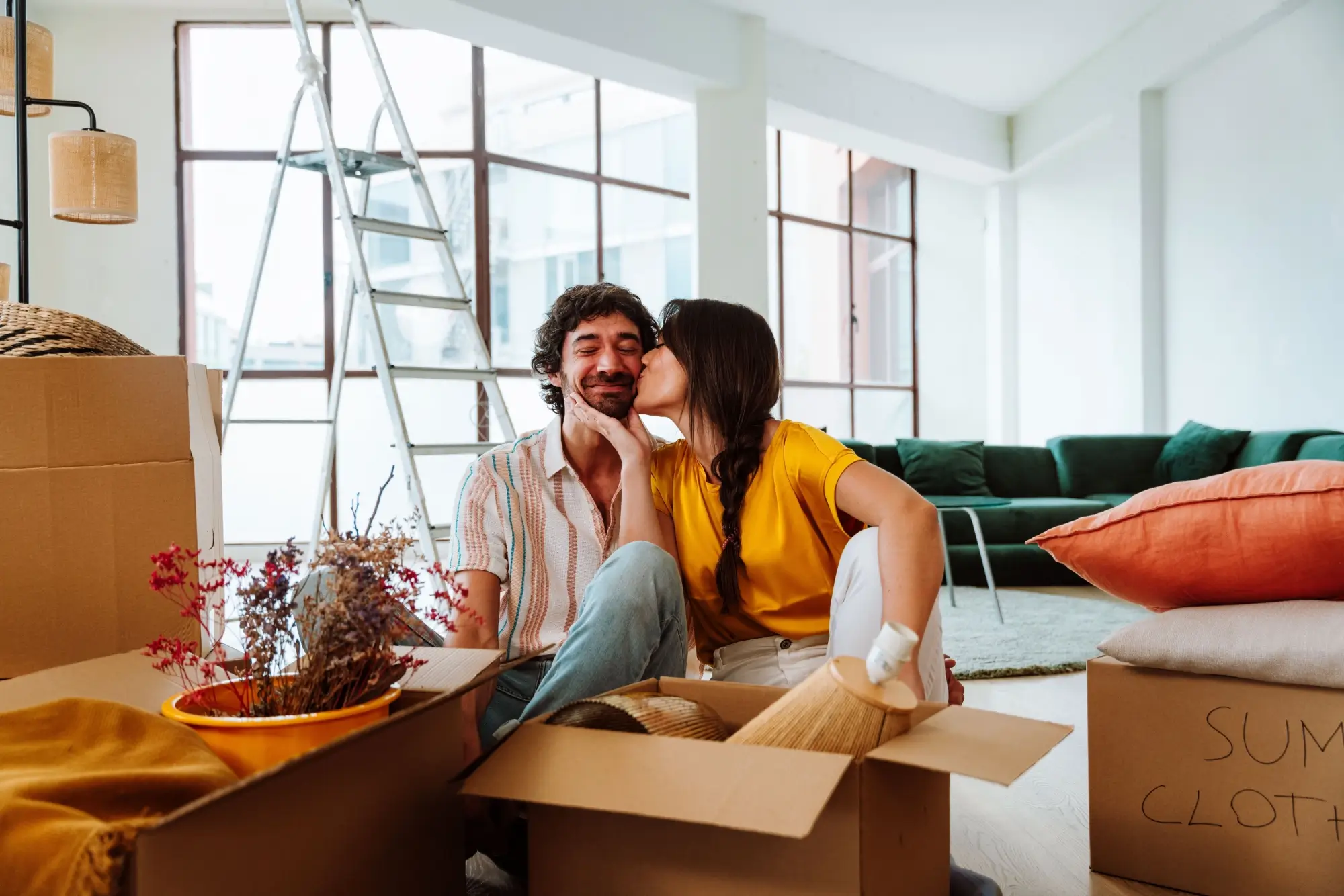 Shutterstock_2565693855 - Techsvět Žena se s mužem stěhuje do nového bytu