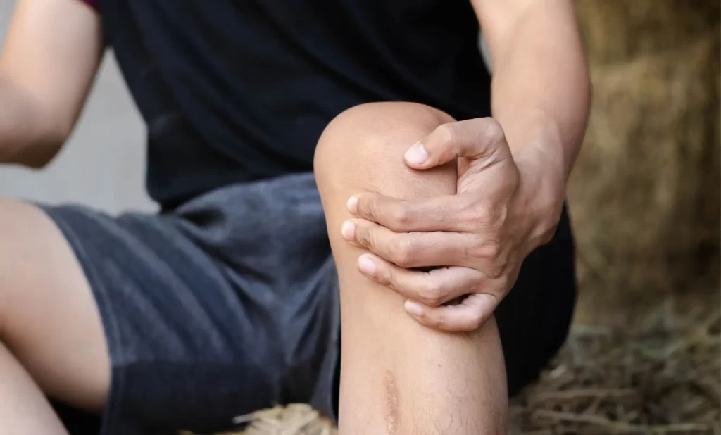 Nedostatek vápníku se může projevovat i bolestí kloubů, FOTO: Shutterstock - Techsvět muže bolí koleno