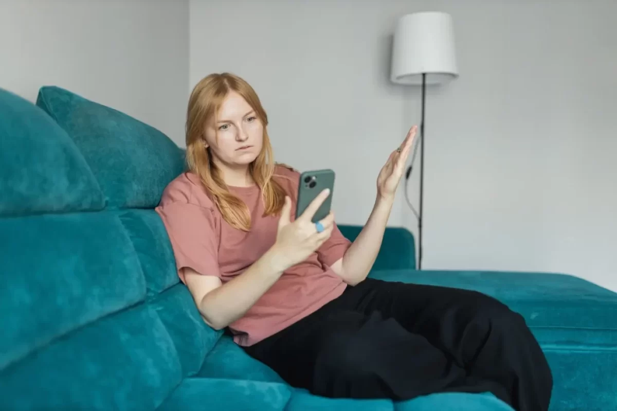 Žena přemýšlí u mobilu