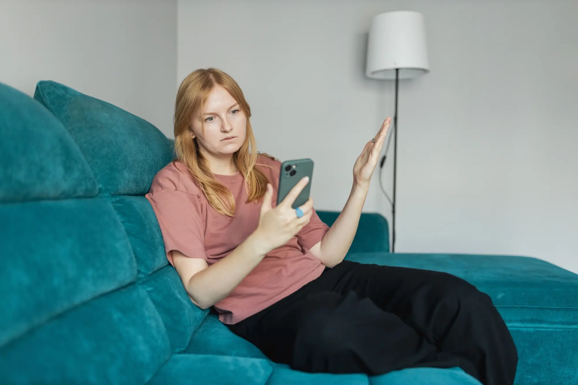 Žena přemýšlí u mobilu