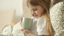 Holčička pije čaj