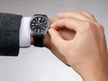 Muž si spravuje čas na hodinkách