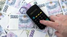 muž s kalkulačkou počítá peníze