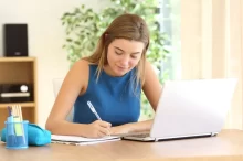 Žena u stolu přemýšlí