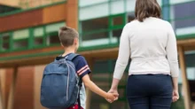 žena jde se synem do školy