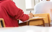 Žák sedí ve škole