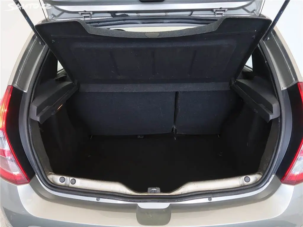 f763 - Techsvět Dacia Sandero kufr