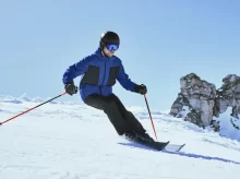 Lyžař na svahu v bundě z Lidlu