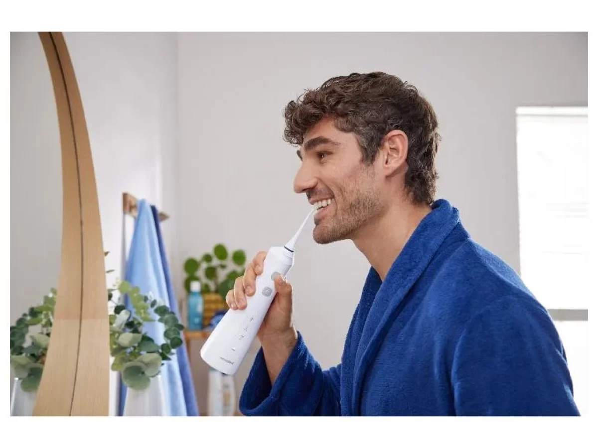 Muž používá ústní sprchu