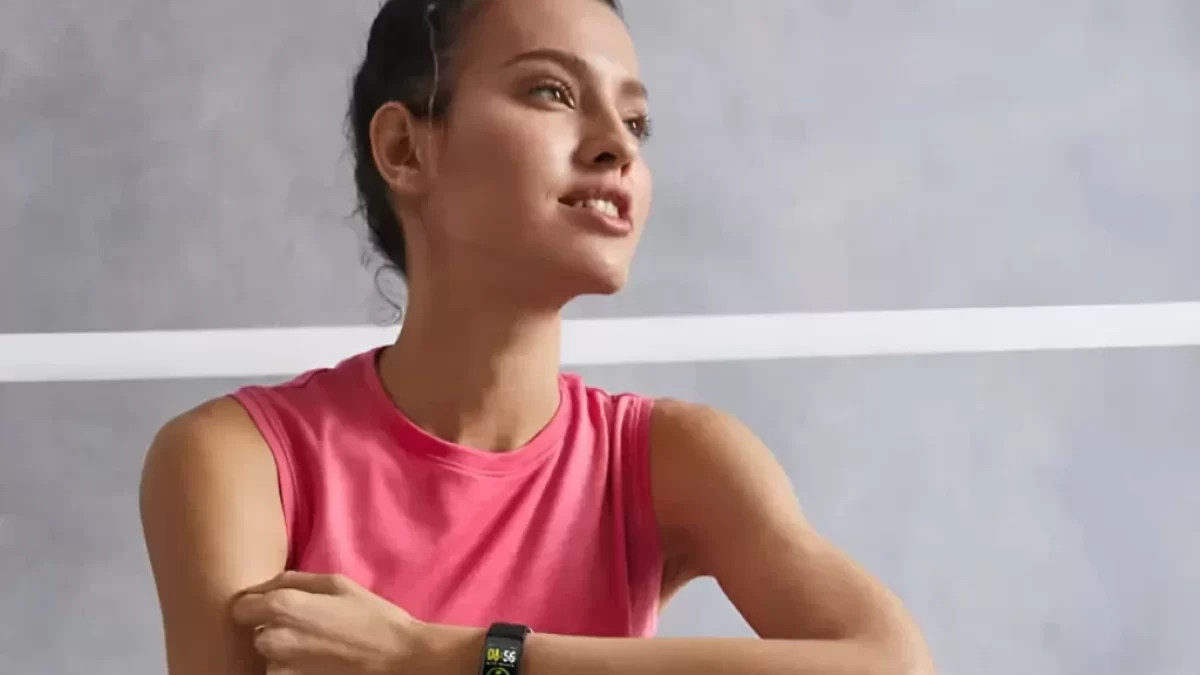 Žena s fitness náramkem