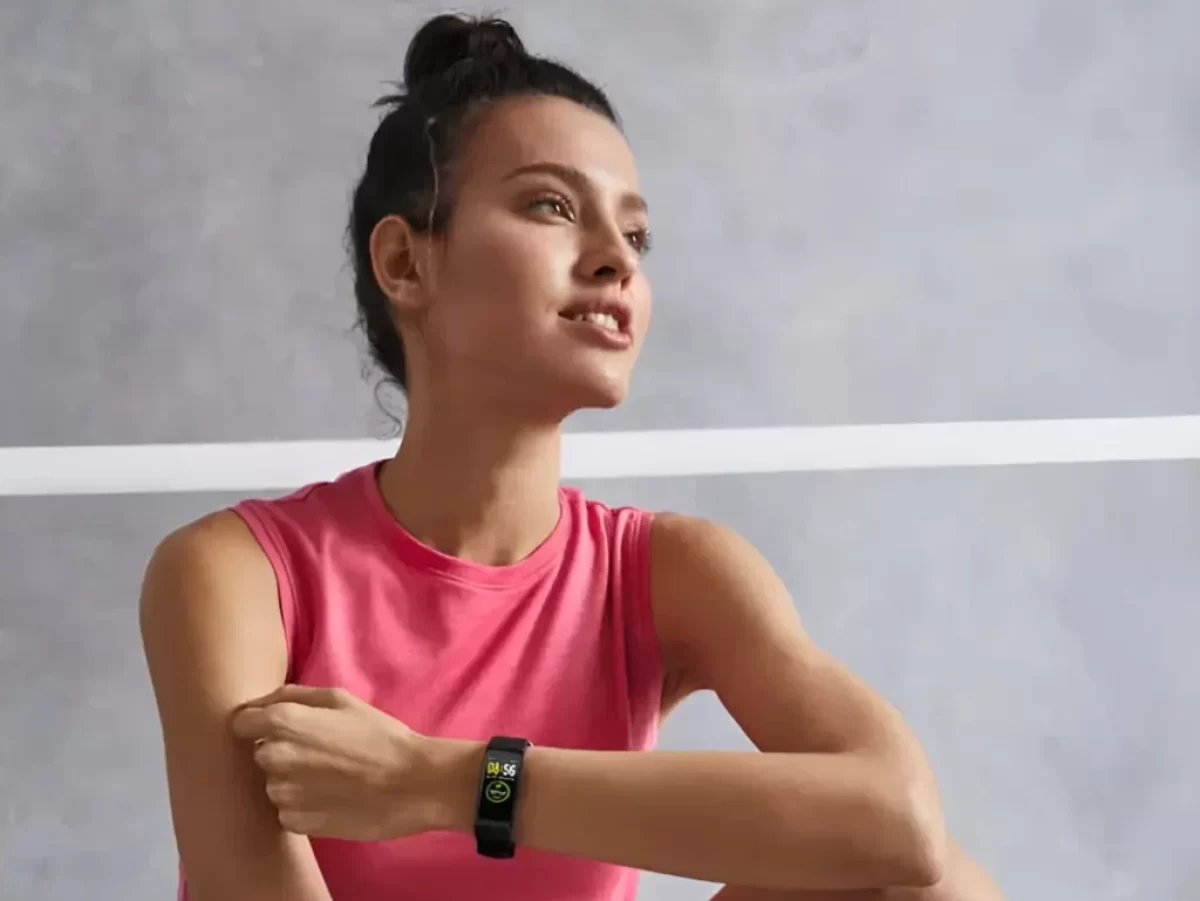Žena s fitness náramkem