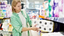 Žena vybírá toaletní papír