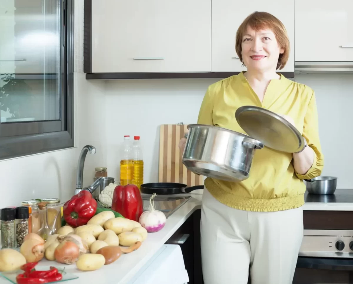 Paní připravuje jídlo