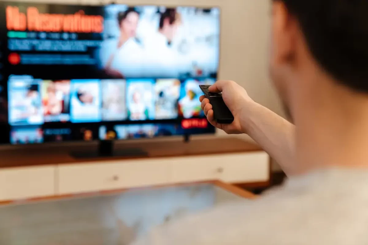 muž pouští televizi