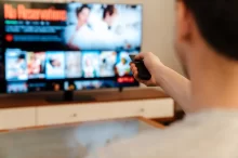 muž pouští televizi