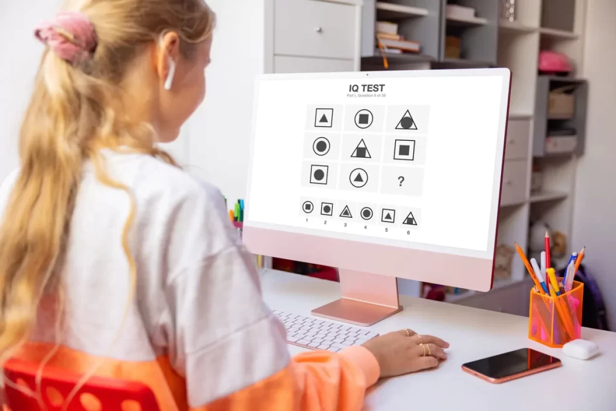 dívka řeší IQ test