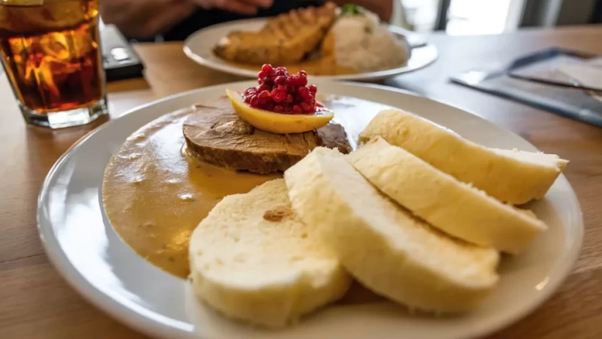Svíčková se čtyřmi knedlíky a pivem? Na tom si cizinci nepochutnají.