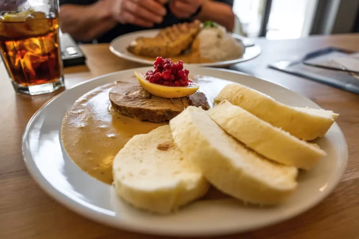 Svíčková se čtyřmi knedlíky a pivem? Na tom si cizinci nepochutnají.