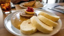 Svíčková se čtyřmi knedlíky a pivem? Na tom si cizinci nepochutnají.