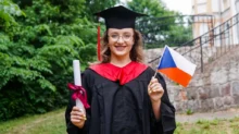 žena s českou vlajkou a diplomem