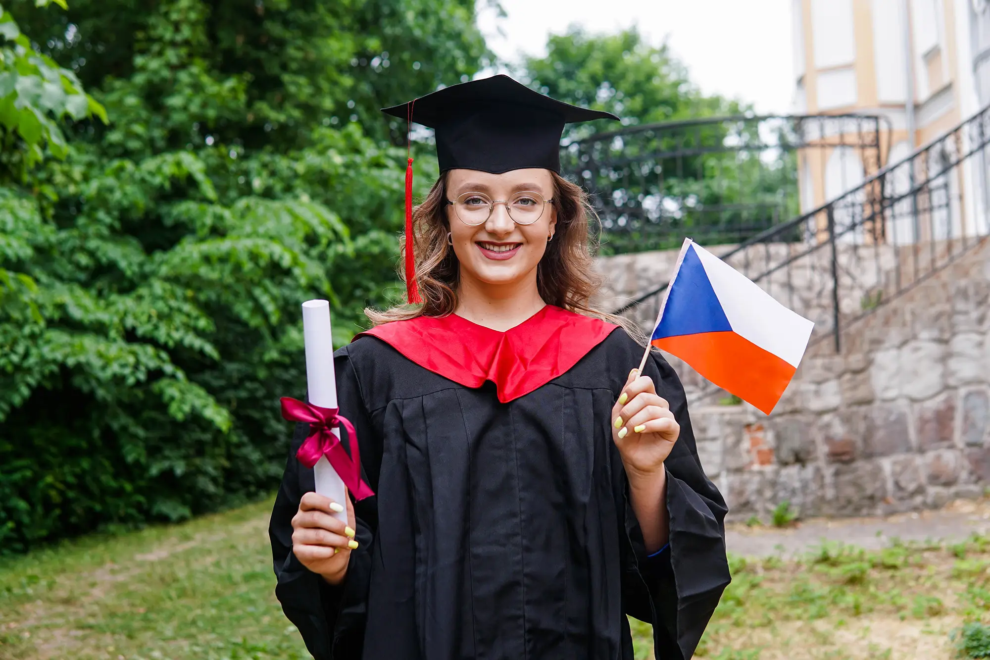 žena s českou vlajkou a diplomem