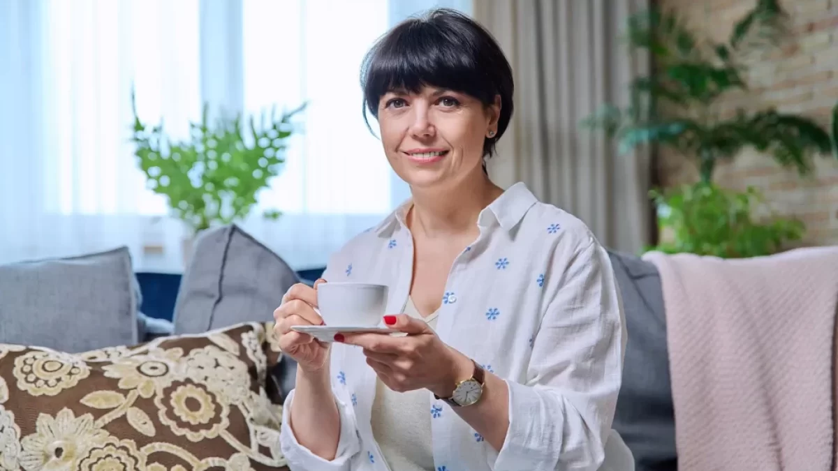 žena pije čaj ke snídani
