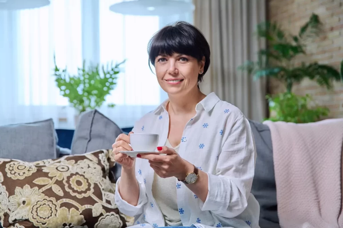 žena pije čaj ke snídani