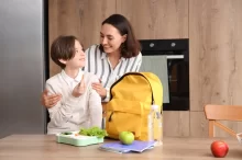 máma chystá dítě na přespávačku