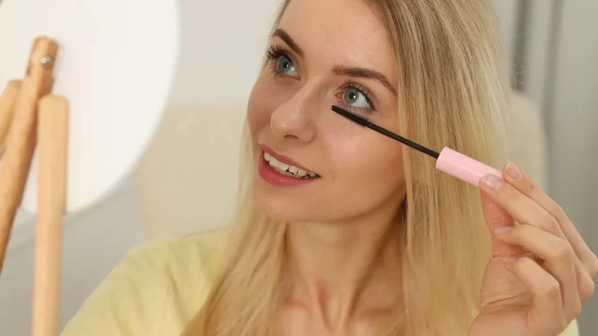 žena se líčí řasenkou
